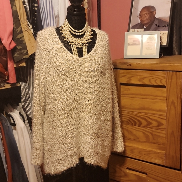 Lane Bryant Plus Size 18/20 Oversized Eyelash V-Neck White Gold Metallic Sweater - Picture 1 of 2